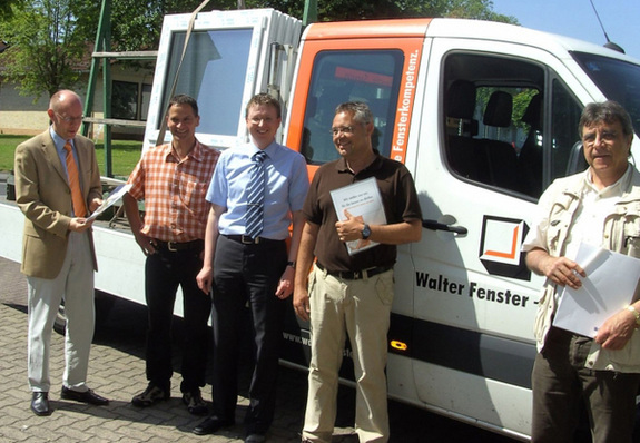 Klimaschützer vor Ort: Vertreter von GEWOBAG, Handwerkskammer, REWINDO und Walter Fenster an der Baustelle