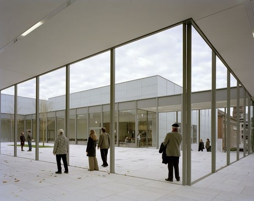 Der Neubau spricht die Besucher vor allem mit hellen, von natürlichem Licht durchfluteten Räumen an.