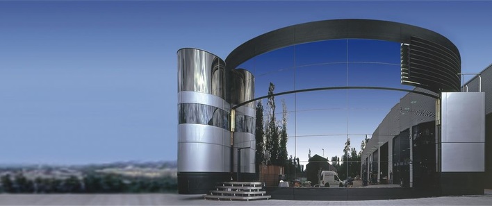 Mobiles, demontierbares GlasgebäudeBei dem Formel-1 Eventcenter kamen kalt gebogene Gläser zum Einsatz. Die zylindrische Fassade ist mit Gewe-composite Verbundelementen formgenau ausgeführt. Mittels im SZR integrierten Metallverbindern werden die gebogenen Scheiben an die Unterkonstruktion angeschlossen.