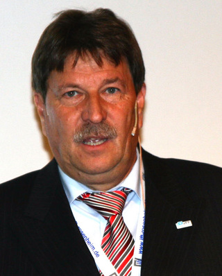 Ulrich Tschorn verkündet die auf den Rosenheimer Fenstertagen die aktuellen Marktdaten der Fensterverbände.