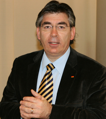 Der Vorsitzende des Holz-Alu-Forums, Prof. Dr. h.c. Klaus Layer