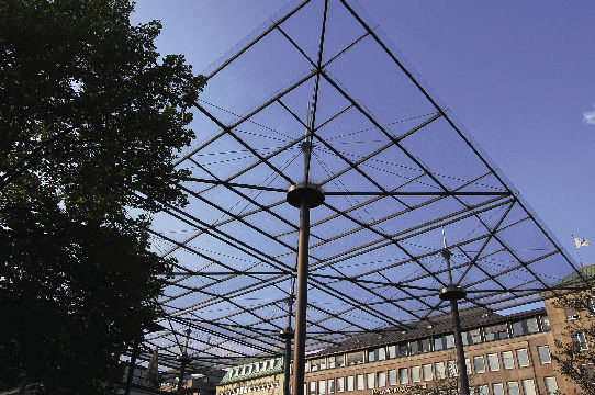 Neuer BerechnungsansatzNach der neuen DIN 18008 wird mit dem Bemessungskonzept der Teilsicherheitsbeiwerte

gearbeitet. Auch Überkopf-Scheiben lassen sich berechnen.