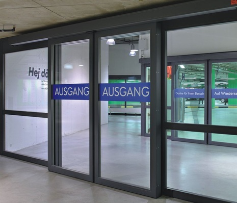 Für öffentliche Gebäude geeignetZwei T 30 Brandschutz-Schiebetürsysteme von Forster bilden eine Schleuse in einem IKEA-Parkhaus in St. Gallen.