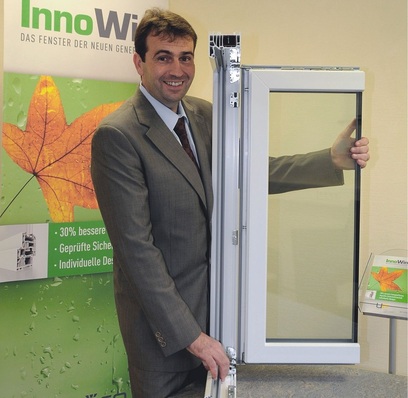 Überzeugt vom verdeckten BeschlagGeschäftsführer André Maisack demonstriert die Vorteile des VarioWin-­Fensters mit dem verdeckten Winkhausbeschlag activPilot Select.
