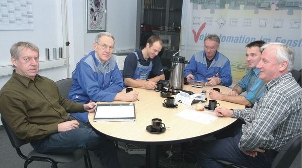 Die “Köpfe“ der Lemuth GmbH bei der morgendlichen Besprechung. Links: Seniorchef Meinhard Lemuth