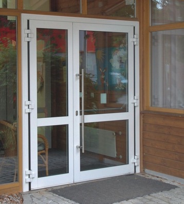 Sicherer EmpfangKindergarten-Eingangstüre beidseitig mit Sicherheitsglas und abgekröpftem, tief reichendem Stoßgriff.