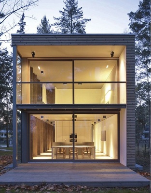 Spiel aus Licht und SchattenDie auf drei Seiten komplett verglaste Fassade wirkt durch ­ihre Transparenz, die vielseitigen Durchsichten von innen und ­außen und die Lichtreflexionen im Wald fast gegenstandslos.