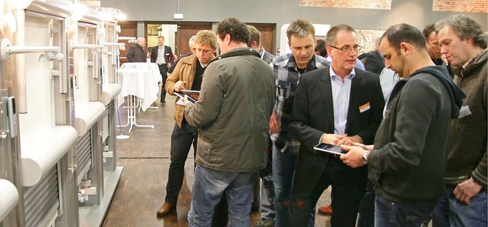 Steuerung per iPadUm die Funktionsweise von TaHoma zu verdeutlichen, konnten die Roadshow-Gäste Rollladen- und Sonnenschutzelemente per Tablet-PC bewegen.