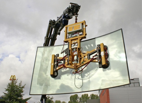 Universell einsetzbare HebegeräteUm auch gebogene Scheiben transportieren zu können, werden passende Anbausets für den jeweiligen Einsatzfall gefertigt. Dadurch lassen sich auch konvex und konkav gebogene Gläser sicher auf der Baustelle handhaben.