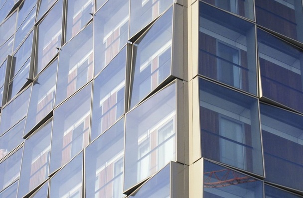 In den Fassaden von morgen werden mehr und mehr gebäudetechnische Komponenten integriert. Im Bild die Gebäudefassade des „Het Kasteel“ von HVDN Architekten, Amsterdam.