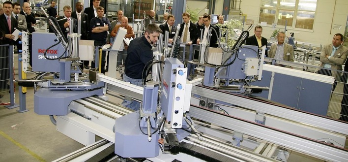 Präsentation der neuen Schweißanlage auf den Rotox-Produkttagen. Ganz rechts außen im Bild: Geschäftsführer Jochen Bliestle