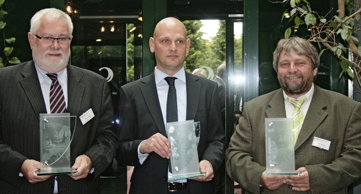 Die Preisträger des Isolar-Wettbewerbs (v.l.): Hans Franke (Energy Glas), Christian Dahlick (Oder-Glas) und Jochen Kirchner (Werksleiter Glaswerke Arnold, Merkendorf).