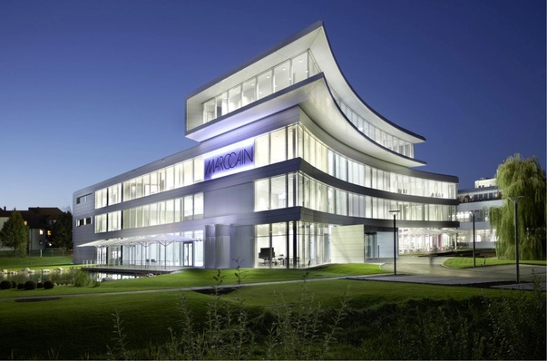 Die Fassade des Firmengebäudes von Marc Cain ist mit weißen und grauen Glaspaneelen bestückt.