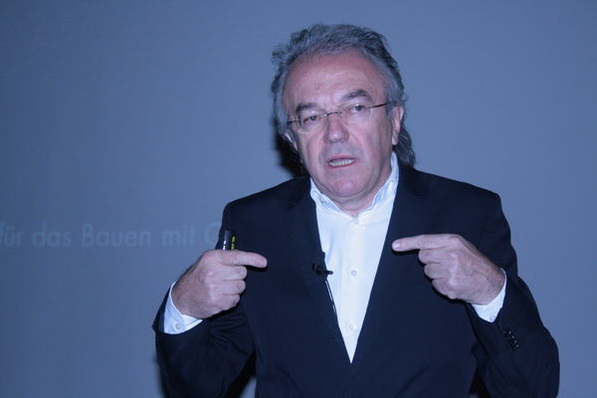 Prof. Werner Sobek äußerte sich kritisch über den Ansatz der Luftsichtigkeit. "Die Luftdichtigkeit von Gebäuden führt dazu, dass der Schadstoffgehalt in der Innenraumluft teils enorm hoch konzentriert ist."