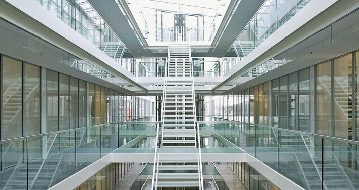 Die Gewichte von Brandschutzgläsern werden leicht unterschätzt. Eine raumhohe EI 60- Trennwandverglasung kann ein Laufmetergewicht von über 120 kg besitzen.