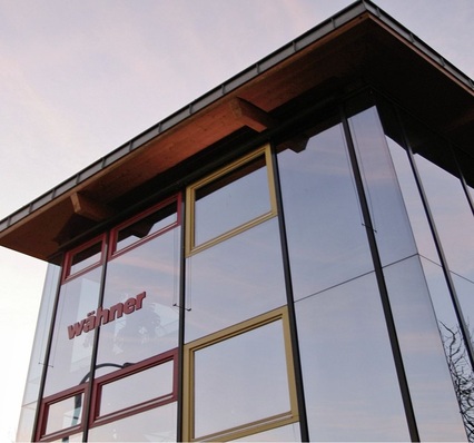 Der markante Büro- und Ausstellungsturm der Wintergartenbauer Wähner im ­Stadtkern von Falkenstein.