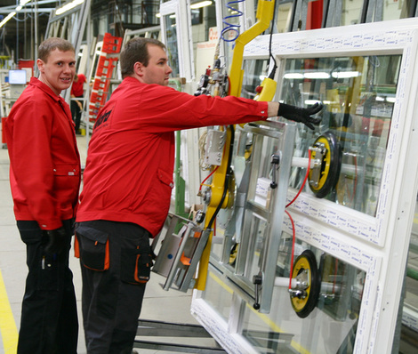 In dem Ranking ist die Berufsgruppe der Fenstermonteure und Industrie-Facharbeiter nicht explizit erwähnt worden. Der vergleichbare Beruf Metallbauer jedenfalls schneidet dabei mit der Note 4,6 unterdurchschnittlich ab.