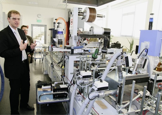 HotCoating-Folierung im Versuchslabor: Kleiberit hat im eigenen Forschungszentrum eine Folierungsanlage aufgebaut (links im Bild: Jens Fandrey von Kleiberit).