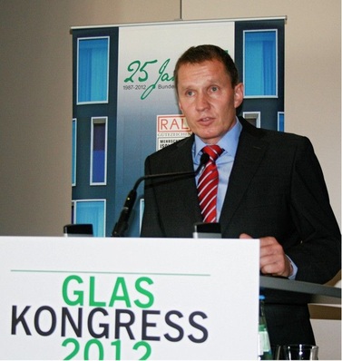 BF-Vorstandsvorsitzender Thomas Dreisbusch begrüßt die mehr als 170 Teilnehmer des Kongresses.