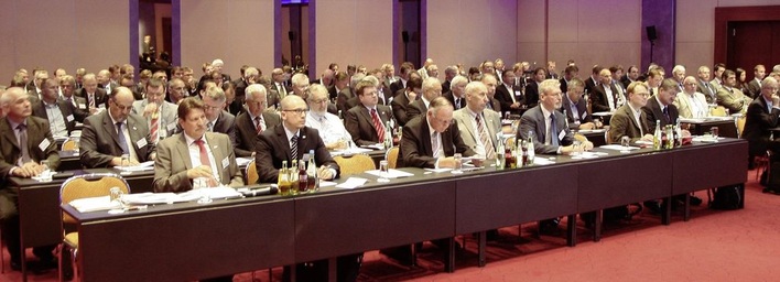 Voller Kongresssaal beim Jahrestreffen der Fensterbranche in Frankfurt.