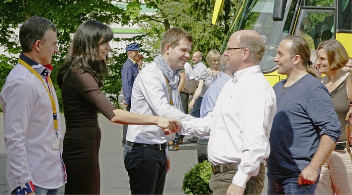 Herzlicher Empfang: Die Firmenfamilie begrüßt die eintreffenden Händlerkunden.