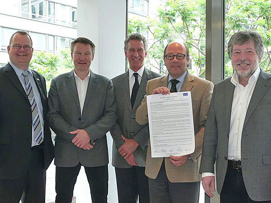 Das EuroWindoor Board: v.l.: Frank Koos (Generalsekretär EuroWindoor), Anders Isaksson (Präsident FEMIB), Adrian Toon (Vize-Präsident FAECF), Serge Allaert (Vorsitzender EuroWindoor), Hans-Georg Nielsen (Vorsitzender UEMV).