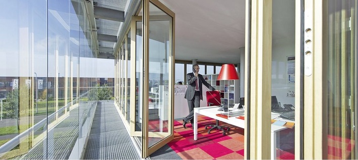 Der aktive Nutzer steht bei dem Konzept der „Co2mfort-Fassade im Vordergrund. Er kann und muss bei diesem optimiertem Fassadensystem selbst aktiv werden. Dabei bedient er dann frei nach seinen Bedürfnissen die Fenster.