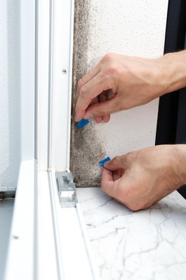 Hier entnimmt ein Sachverständiger eine Schimmelprobe im Leibungsbereich eines Fensters.