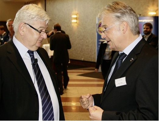 Waren sich einig, dass im Bund die Energiewende noch zu zaghaft ­angegangen wird: Joschka Fischer und Klaus Gayko (r.).