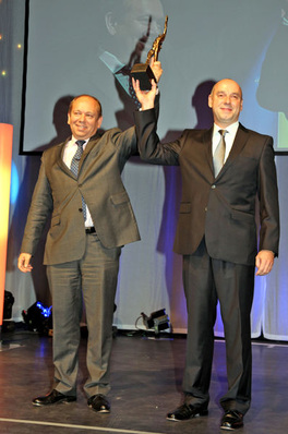 Dirk Dingfelder, Vorstandsvorsitzender der D+H Mechatronic AG und Sven Kuntschmann, Leiter Marketing und Produktmanagement (v.l.), freuen sich über den Großen Preis des Mittelstandes 2012.