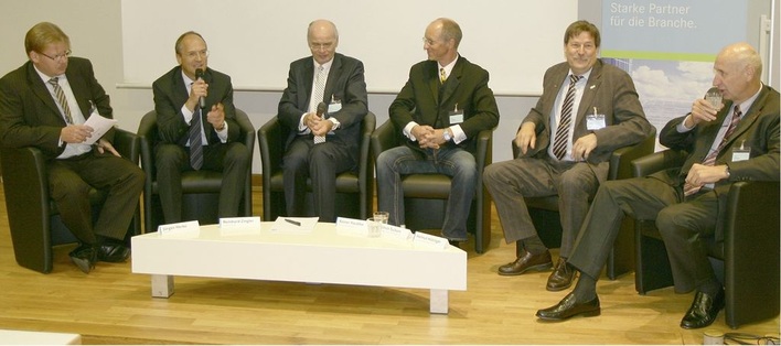 In der Podiumsdiskussion wurde das Meinungsbild aus den Workshops diskutiert und verdichtet. Teilnehmer (v.l.): Veka-Werbeleiter Jürgen Herbe, Reinhard Zingler (Architekt und Vorstand der Joseph-Stiftung (ein kirchliches Wohnungsunternehmen), Werner Preusker (GF AGPU), Rainer Hardtke, Ulrich Tschorn (GF VFF) und Helmut Hilzinger.