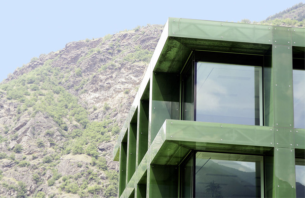 Das Gebäude beherbergt ein Unternehmen, das nicht nur mit biologischem Obst und Gemüse ­ des Vinschgaus handelt, sondern in diesem Haus auch Kunst ausstellt.