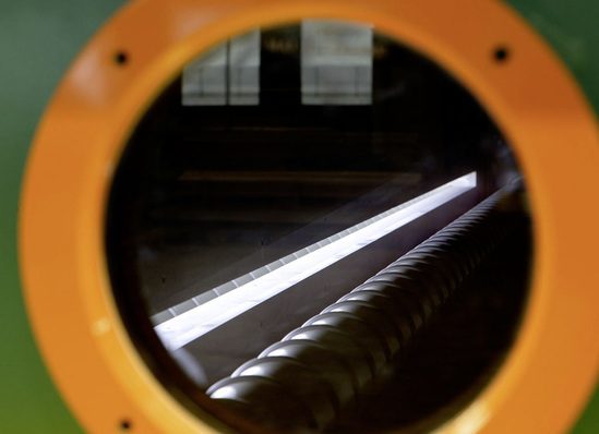 Blick in eine Vakuum-Sputteranlage. Dort werden Flachgläser beschichtet.