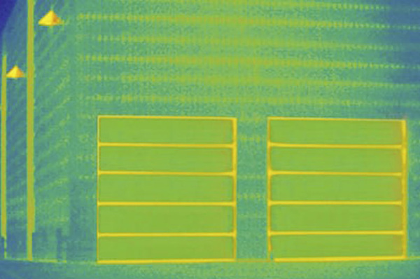 Gut gedämmt und mit thermisch getrennten Anschlussprofilen montiert, bieten auch Tore eine hohe Energieeffizienz in der Fassade
