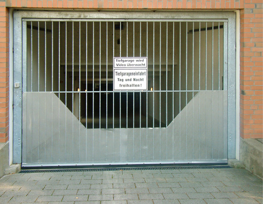 Schick anzusehen, das Tor Marke Eigenbau. Hier müssen aufgrund der Mitfahrmöglichkeit auf dem Tor bei jedem Sachkundigen die Alarmglocken schrillen und eine Prüfungsabnahme verneint werden.