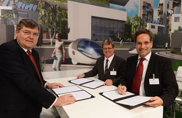 Alfons Schneider, Vorstandsvorsitzender des ift Rosenheim, Prof. Heinrich Köster, Präsident der Hochschule Rosenheim, und Prof. Klaus Sedlbauer, Leiter des Fraunhofer-Instituts für Bauphysik, bei der Unterzeichnung des Memorandums auf der Messe BAU 2013 in München (v.l.).
