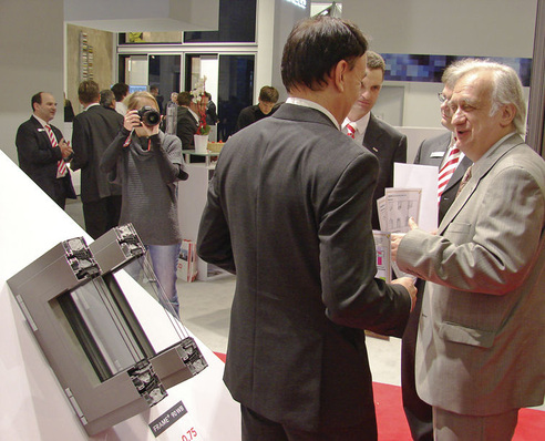 Auf der Messe BAU in München sind unter anderem Zertifikate durch Prof. Dr. Wolfgang Feist für die Pfosten-Riegel-Fassade FW 50+ an die Schüco International KG und für den Aluminiumfensterrahmen Frame+ 90 WI/WB an die Raico Bautechnik GmbH (hier im Bild) übergeben worden.