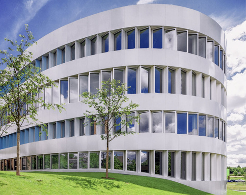 Mit der farbneutralen Außenseite der Folie fugen sich die Rollos nahezu unsichtbar in die Fassadenansicht ein.