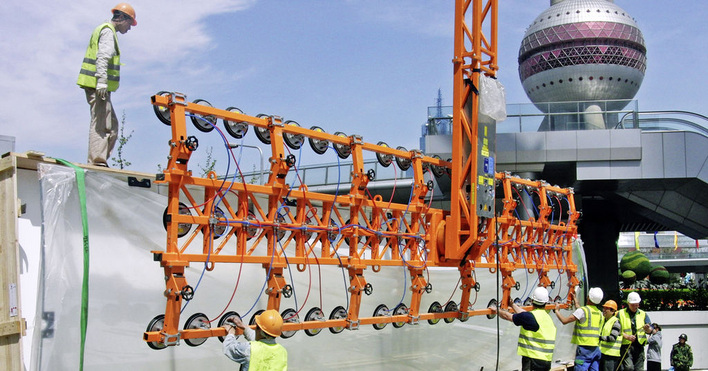 Für die Montage dieser 12,5 m langen und 3000 kg schweren gebogenen Scheiben wurde ein komplexes Vakuum­hebegerät eingesetzt, das auch in der Lage war, vor dem Einbau die Scheiben um 90° zu drehen.