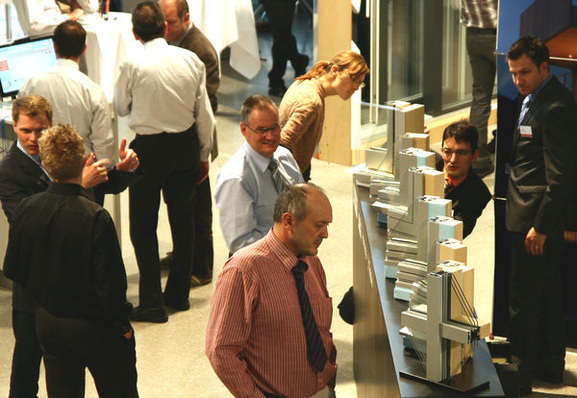 Die Veranstaltung wird durch eine begleitende Fachausstellung abgerundet. Neben den Inputs aus den Referaten bietet sich den Teilnehmenden die Gelegenheit zum Erfahrungsaustausch, für Networking und zur Information bei den Ausstellern aus der Fenster-, Fassaden- und Zuliefererindustrie.