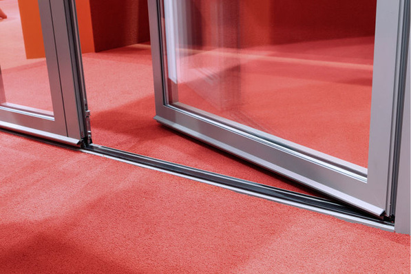 Durch maximale Flügelmaße bis 1400 x 2500 mm sind neue Durchgangsbreiten bis zu 2,80 m möglich. Dies erleichtere auch den Durchgang mit Rollstühlen.