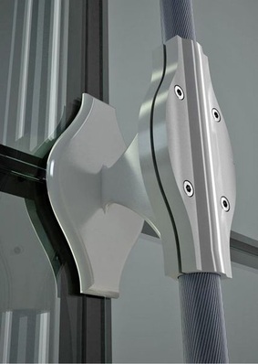 Rendering des Details, das bei der punktgehaltenen Glasfassade des Ferrari Museums in Modena Glashalter und Seilklemme kombiniert.