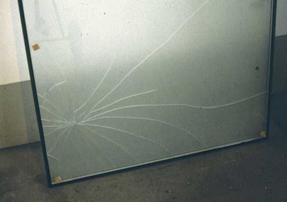 Transportbruch, verursacht durch ein Steinchen zwischen den Scheiben bei fehlenden Korkdistanzplättchen.