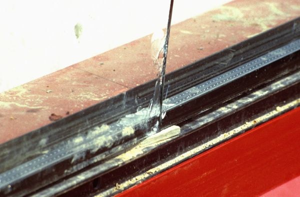 Schräg gestellter Klotz bei sehr großer, schwerer Isolierglaseinheit kann sehr schnell Glasbruch durch Punktlast verursachen.