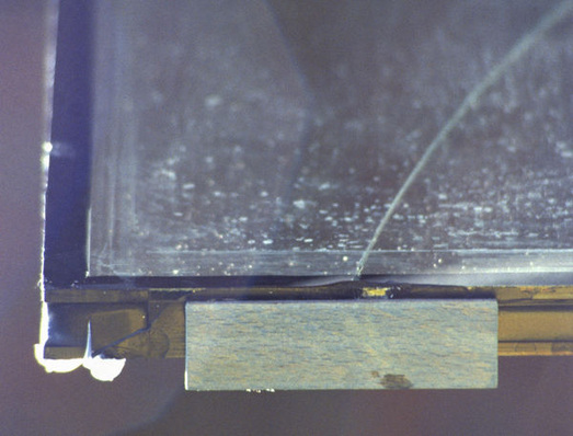 Ein zu schmaler und falsch gesetzter Klotz verursachte den Glasbruch durch hohen Druck auf die Glasinnenkante nach dem Verglasen. Der Bruch entstand erst nach 7 Tagen.