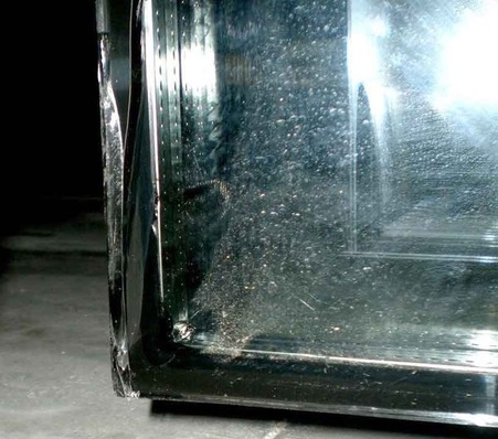 Starke Zerstörung der Glasecke durch Kippen über die Ecke, sichtbarer Glasbruch entstand erst einige Wochen nach dem Glaseinbau.