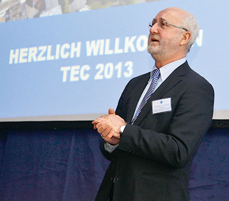 In seiner Begrüßung konnte VEKA Vorstand Bonifatius Eichwald die Befürchtungen vor den neuen Anforderungen in den Bereichen Bauphysik und Montage entkräften, indem er den Partnern eine umfassende Unterstützung zusicherte.