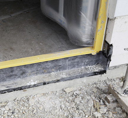 Wird das Fenster nicht korrekt abgedichtet, können massive Schäden entstehen. ­Eine einfache EPDM- Folie kann langfristig Sicherheit bieten.