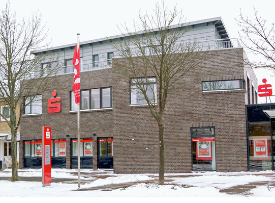 Der neue Anbau der Sparkassenfiliale Büdelsdorf in Schleswig-Holstein steht ganz im Zeichen von Energieeffizienz und Sicherheit.