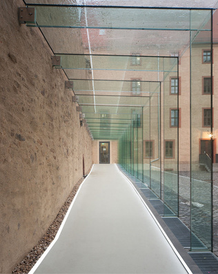 Maximale Transparenz: die geklebten ­Glasrahmen des Verbindungsganges.